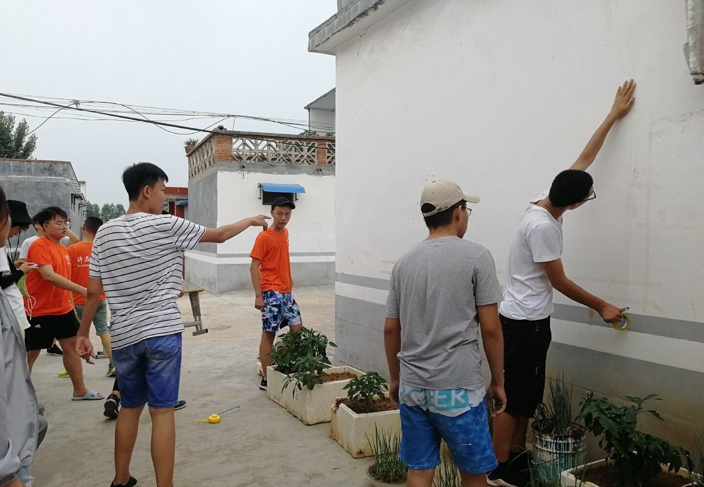 身临内乡地感悟许院人许昌学院美术学院内乡墙绘队前往内乡绘制墙绘